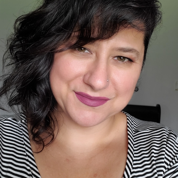 Meet your Posher, Amanda - Picture 2 of 2